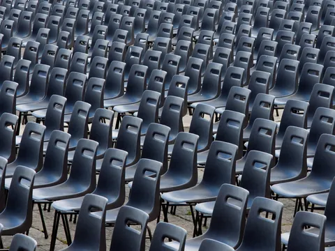 Filas de sillas preparadas para la audiencia papal en el Vaticano