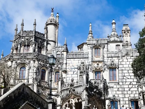 Fachada detallada del palacio de la Quinta da Regaleira.