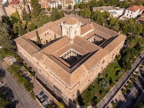 Vista aérea del Monasterio de San Jerónimo y su claustro en Granada, España