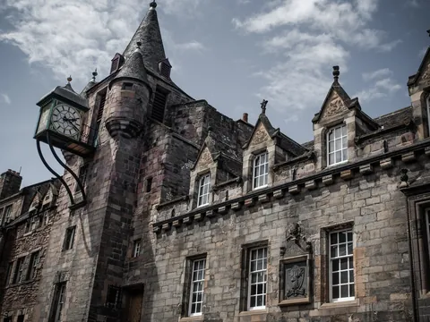 Canongate Tolbooth en la Royal Mile de Edimburgo con torre de reloj y arquitectura medieval