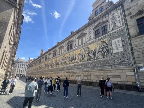 visitando el mural de los príncipes excursión de buendía Dresde Alemania