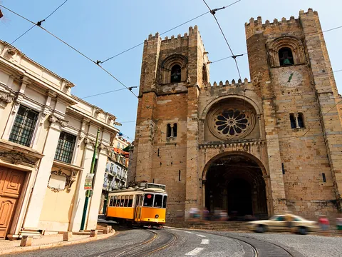 Tranvía pasando frente a la Sé de Lisboa, la catedral más antigua de la ciudad