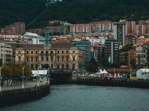 Ría de Bilbao con el Ayuntamiento al fondo y edificios sobre la ladera.