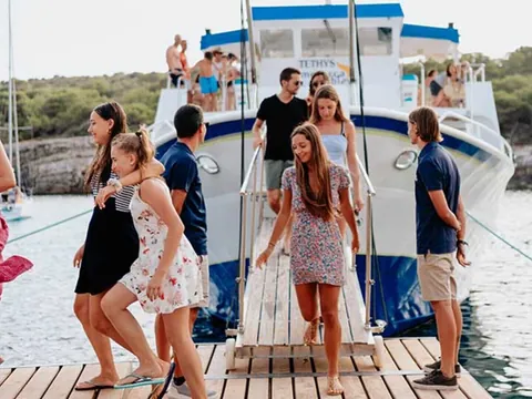 Pasajeros desembarcando en Menorca