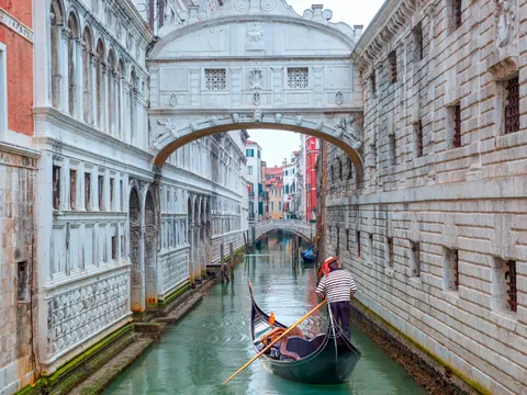 Góndolas flotando en los icónicos canales de Venecia.