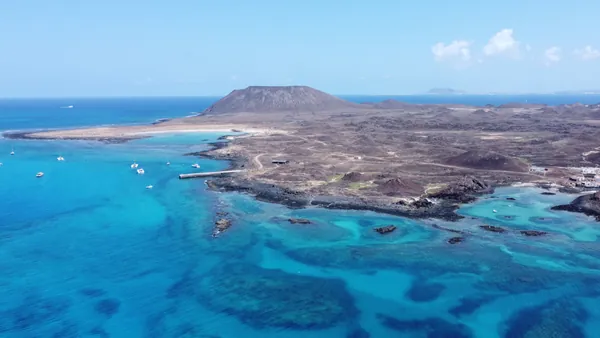 La Isla de Lobos es famosa por sus aguas azules, perfectas para descubrir el fondo marino.