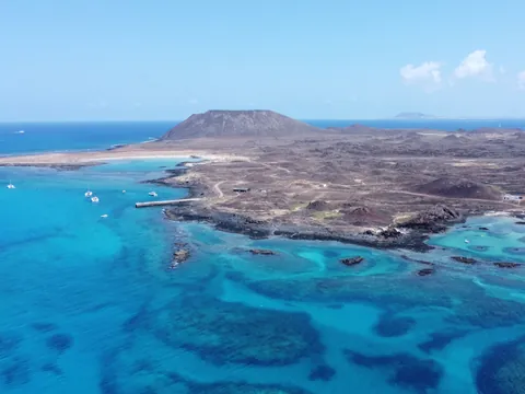 La Isla de Lobos es famosa por sus aguas azules, perfectas para descubrir el fondo marino.