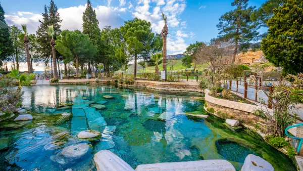 Podrás disfrutar de una baño en las piscinas termales de Cleopatra.
