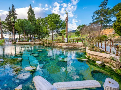 Podrás disfrutar de una baño en las piscinas termales de Cleopatra.