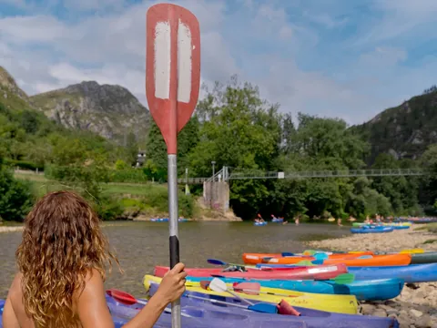 Joven haciendo el descenso del Sella desde Cangas de Onís