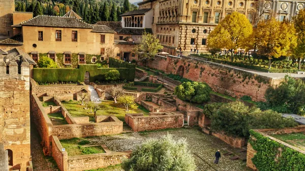 Jardines del Generalife y al Palacio de Carlos V - Excursión a Granada y la Alhambra desde Málaga - Buendía Andalucía