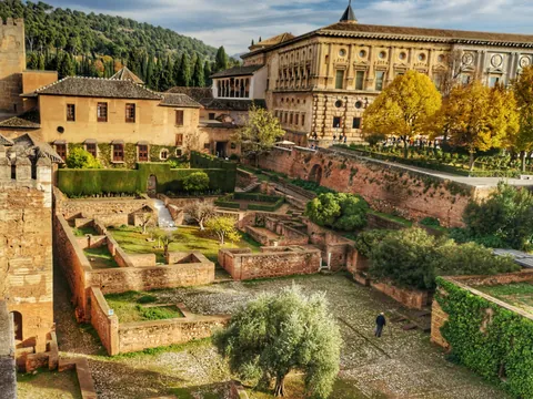 Jardines del Generalife y al Palacio de Carlos V - Excursión a Granada y la Alhambra desde Málaga - Buendía Andalucía