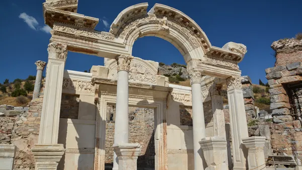 Templo de Adriano de la ciudad de Éfeso que descubriremos junto al guía.