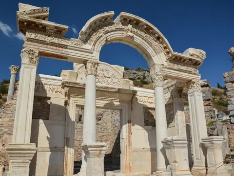 Templo de Adriano de la ciudad de Éfeso que descubriremos junto al guía.