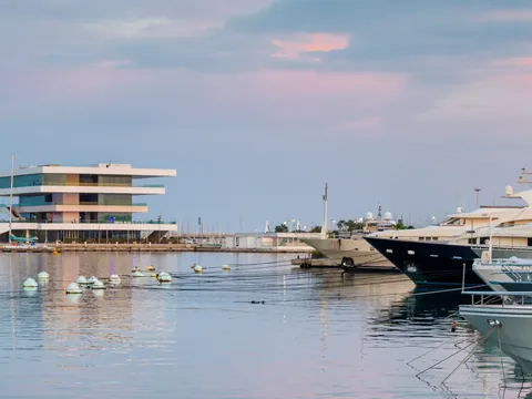 Zarpamos desde la Marina de Valencia para un día en el mar a bordo del catamarán.