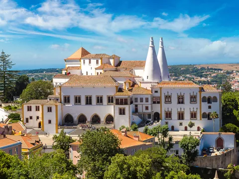 Vista aérea del Palacio Nacional de Sintra y sus icónicas chimeneas cónicas.