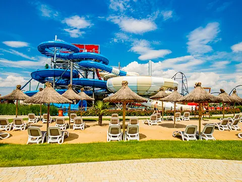 Zona de toboganes acuáticos y área de descanso en Energylandia, Polonia