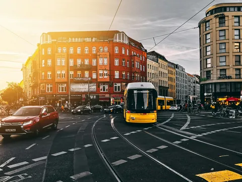 Tranvía circulando por una avenida de Berlín