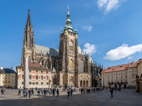 Catedral de San Vito en el Castillo de Praga con turistas en la plaza