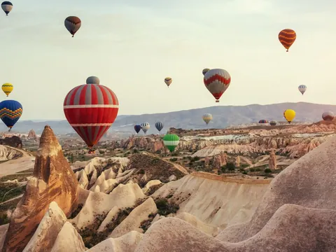 Globos aerostáticos sobre el paisaje de Capadocia al amanecer, Turquía
