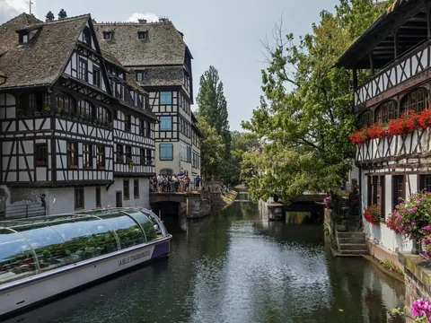 Bote turístico en canal de Estrasburgo, Francia