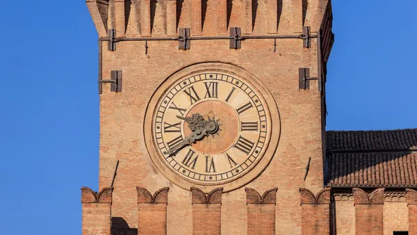 Fachada de la Torre del Reloj, uno de los atractivos principales de Bolonia.