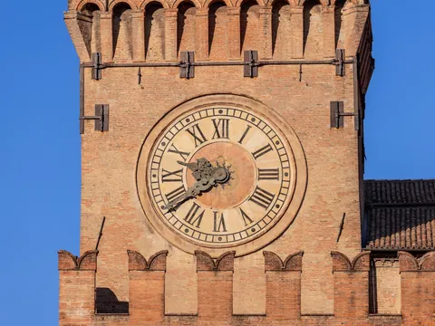 Fachada de la Torre del Reloj, uno de los atractivos principales de Bolonia.