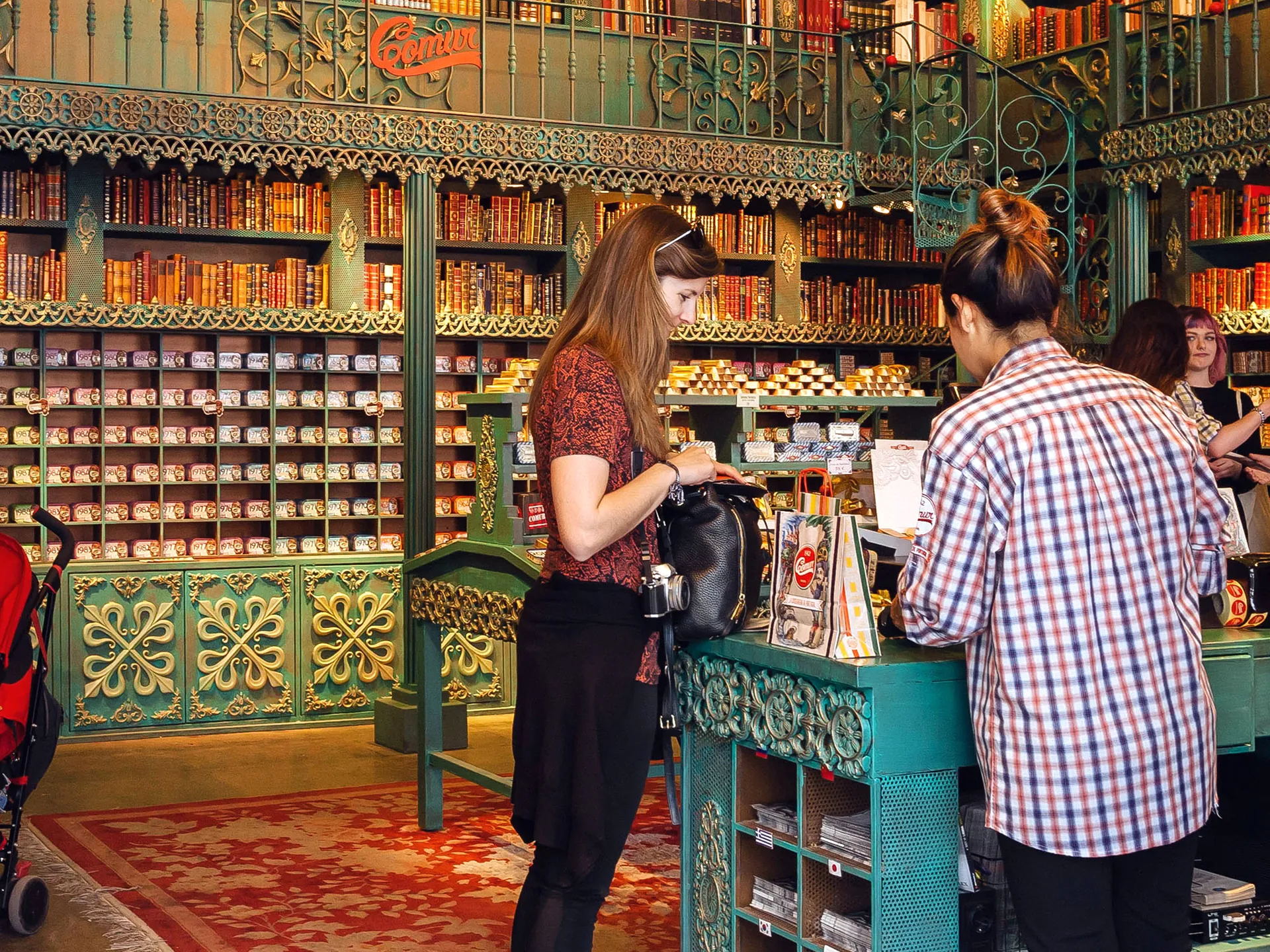 Tienda de latas de conserva de Lisboa con gente comprando