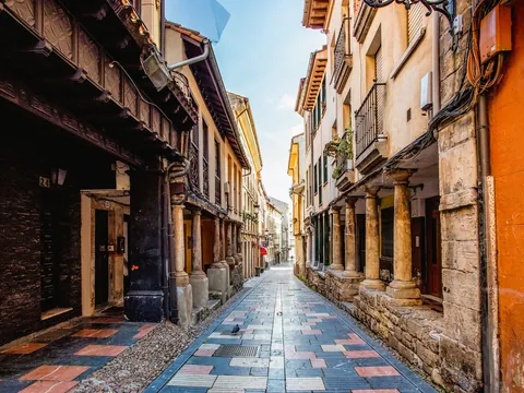 Calle del barrio de Sabugo con soportales históricos en Avilés, Asturias