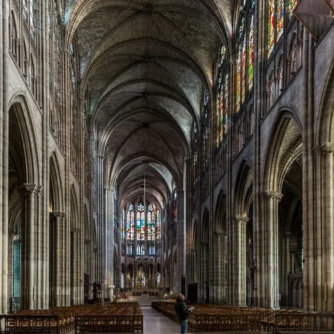 Interior Basílica de Saint Denis de París - Guía de viaje - Qué ver en París - Buendia Tours