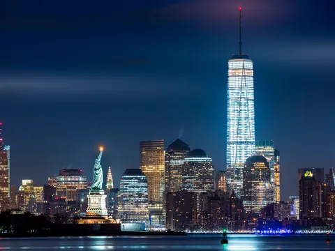 Estatua de la Libertad y skyline nocturno de Manhattan, Nueva York