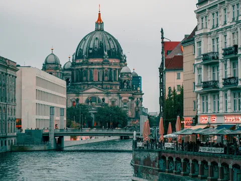 Berliner Dom y el río Spree al atardecer en el centro de Berlín