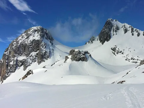Excursión en raquetas de nieve hacia el Pico Torres en Fuentes de Invierno