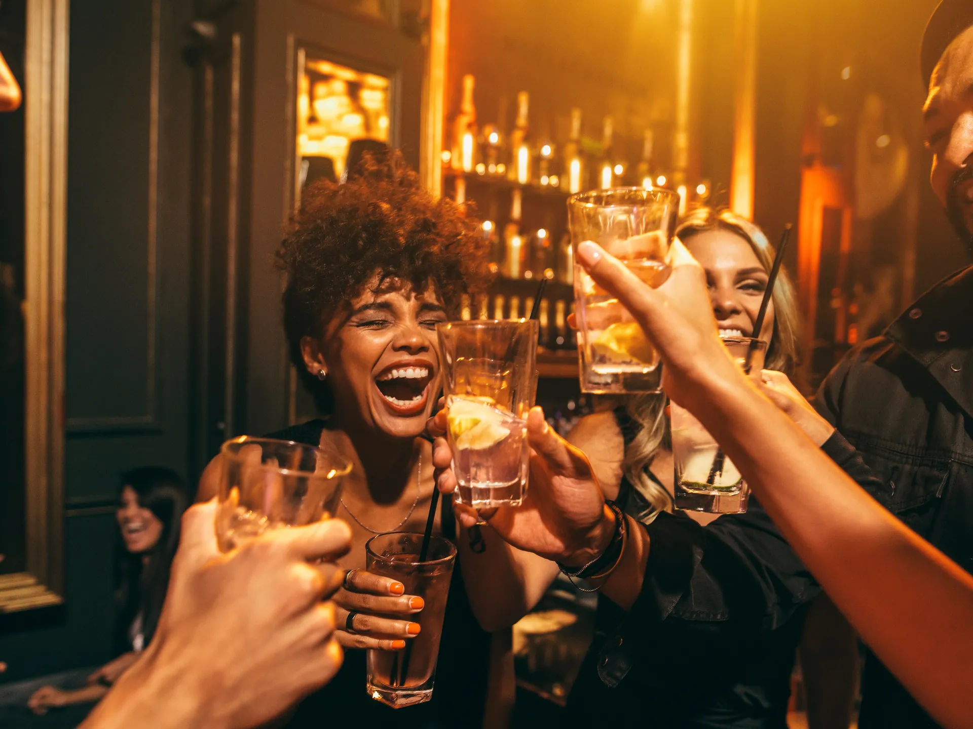 Grupo de amigos en un bar tomando copas
