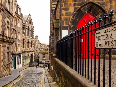Entrada a Victoria Street en el casco antiguo de Edimburgo, mostrando arquitectura medieval