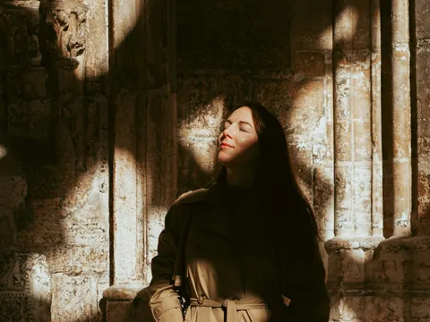 Mujer en el claustro de la Catedral de Oviedo.