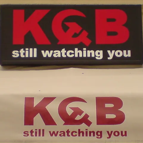 Cartel de KGB still watching you - Museo del KGB - Museos de Praga - Guía de viaje de Praga - Buendía Tours