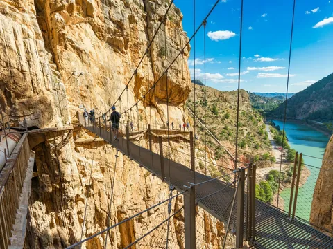 Senderistas cruzando el puente colgante del Caminito del Rey, Málaga