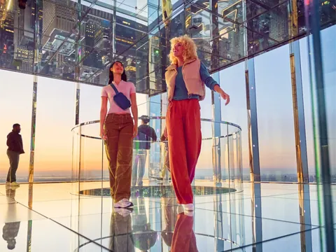 Pareja de mujeres paseando por la habitación de cristal del Summit One Vanderbilt