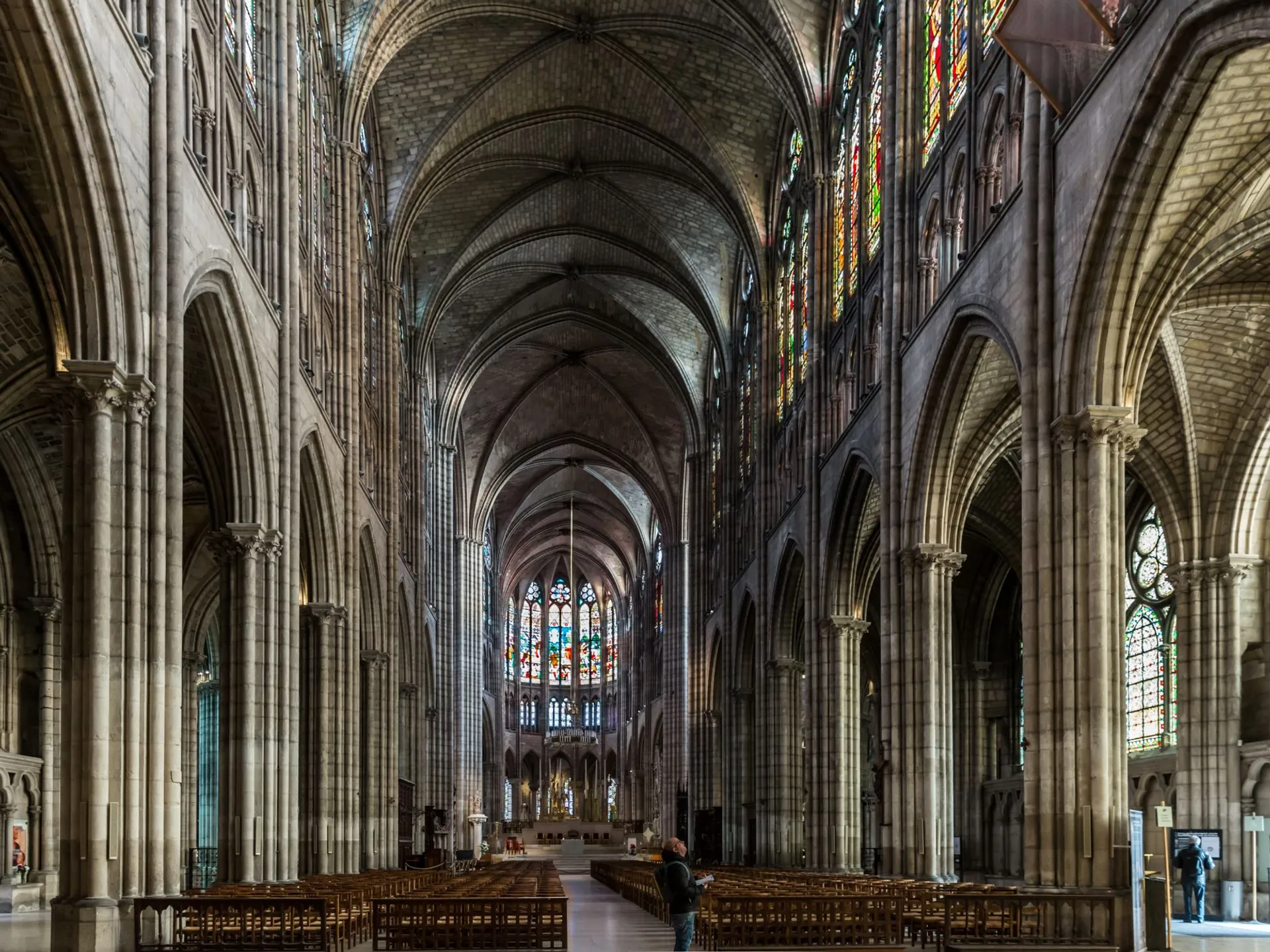 Interior de la Basílica de Saint Denis de París - Guía de viaje París - Qué ver en París - Buendia Tours