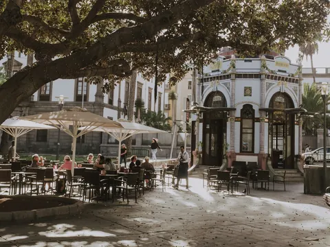 Terraza y quiosco modernista bajo la sombra en el Parque de San Telmo, Las Palmas.