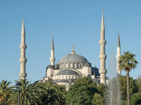 Mezquita Azul de Estambul con minaretes y cúpula central, Turquía
