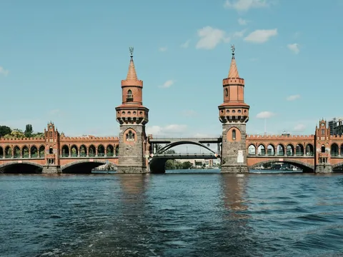 El Puente de Oberbaum visto desde el río Spree en un día despejado