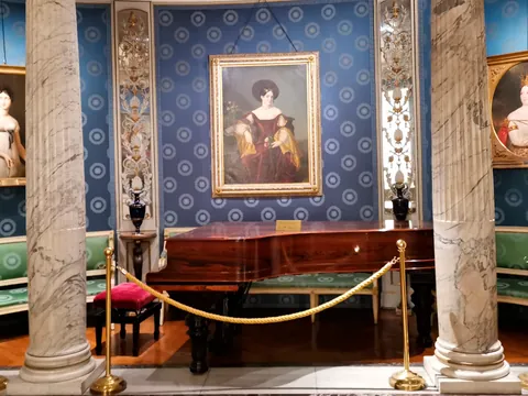 Generar alts dijo:  Sala con piano histórico en el Museo del Teatro  Scala de Milán