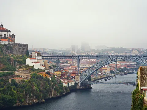 Vista del puente de Don Luis I y el río Duero en Oporto en un día nublado.