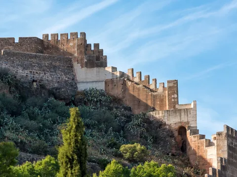 Murallas del Castillo de Sagunto sobre la ladera en Sagunto, Valencia.