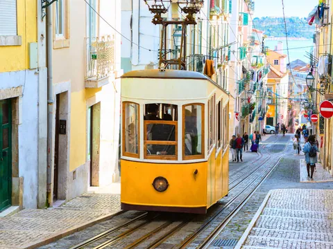 El Elevador da Bica recorriendo su empinada calle en Lisboa.