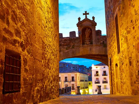 Arco Estrella free tour Cáceres misterios leyendas atardecer