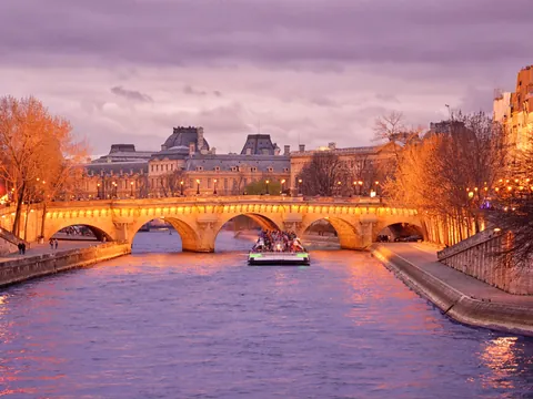paseo en barco por el sena nocturno paris