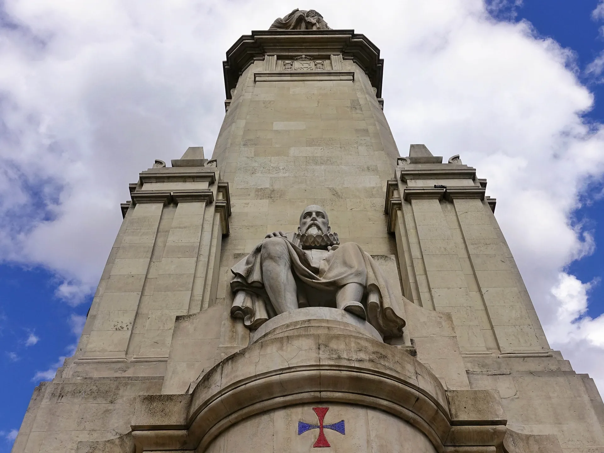 monumento-cervantes-plaza-espana-que-ver-madrid-guia-viaje-buendiatours.jpg